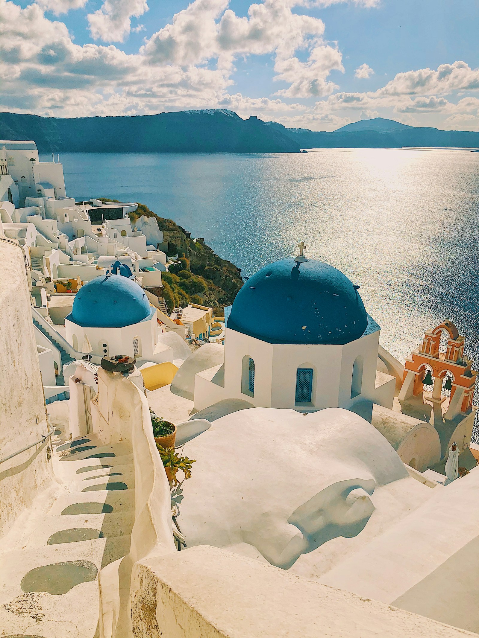 Cúpulas azules y casas blancas junto al mar de Santorini